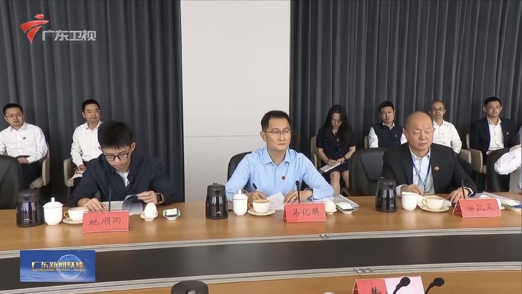 马化腾与姚顺雨罕见同框,座谈会现场相邻而坐